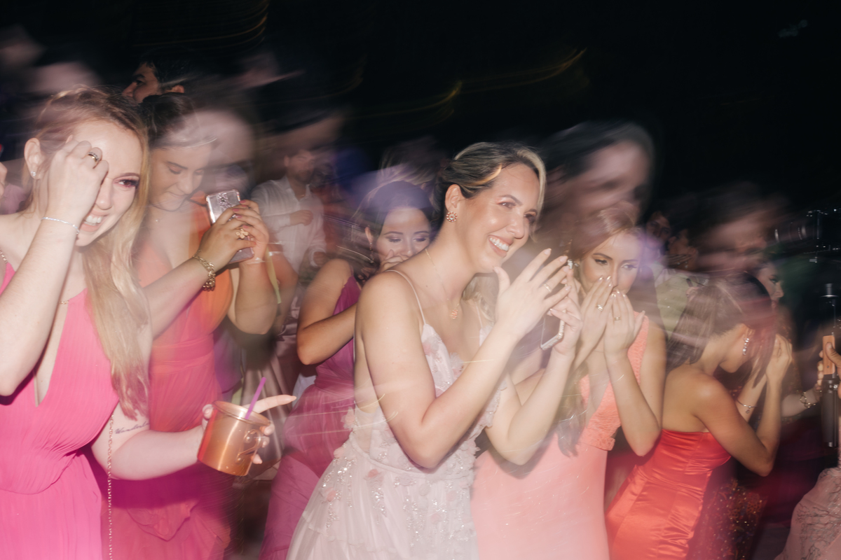 Noiva curtindo a festa.