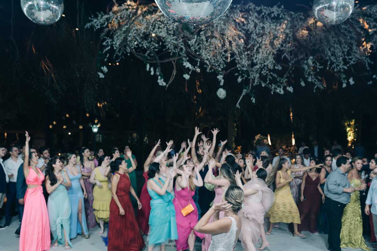 Noiva jogando o buquê.