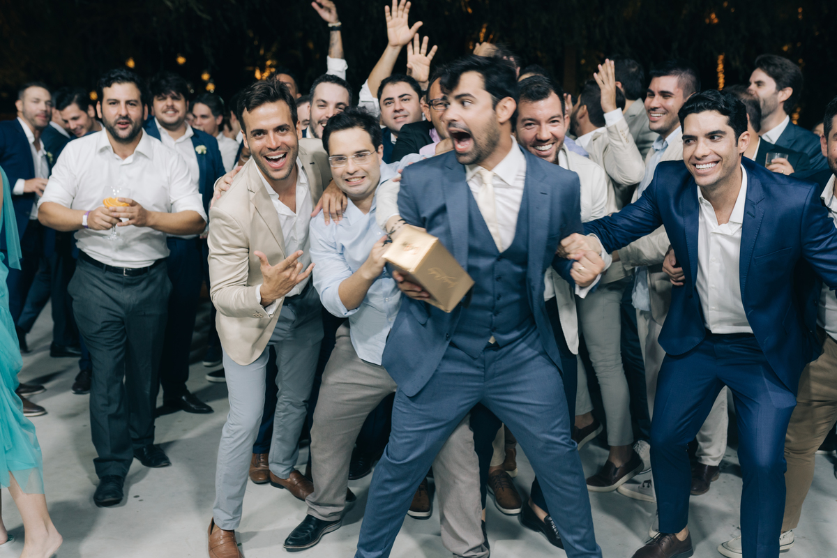 Noivo jogando o buquê.