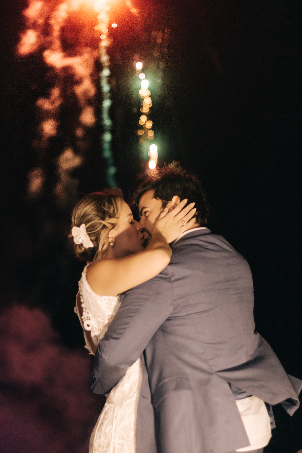 Beijo dos noivos de baixo dos fogos.