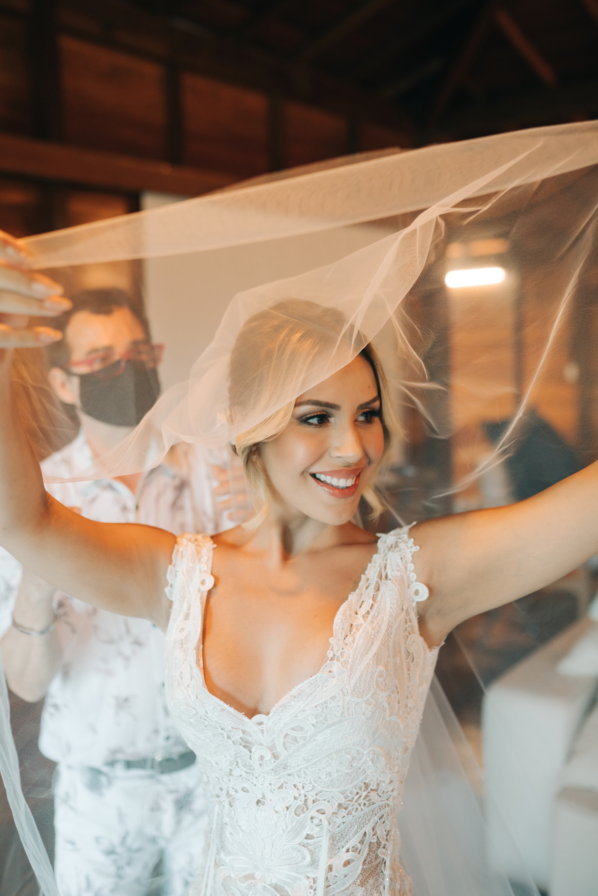 Noiva feliz no making of.