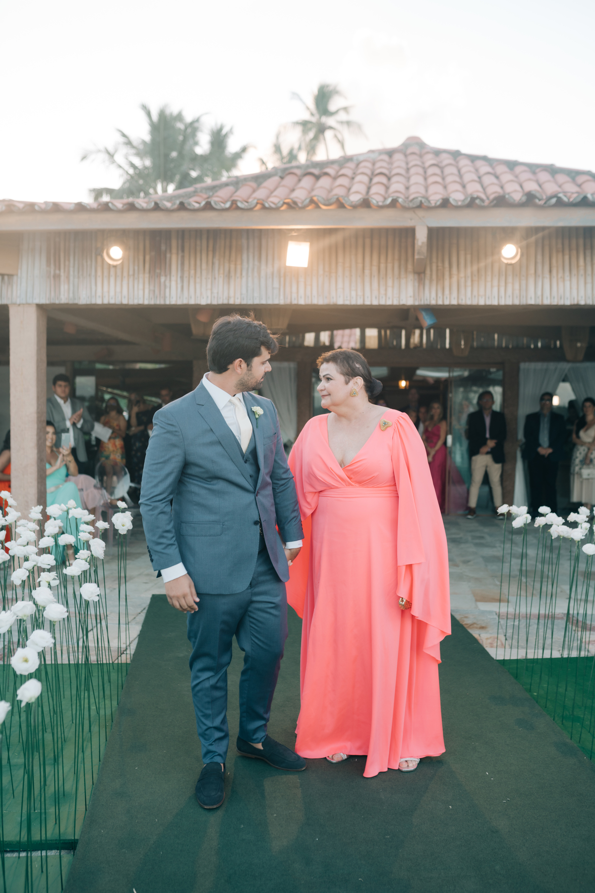 Entrada do noivo no casamento.