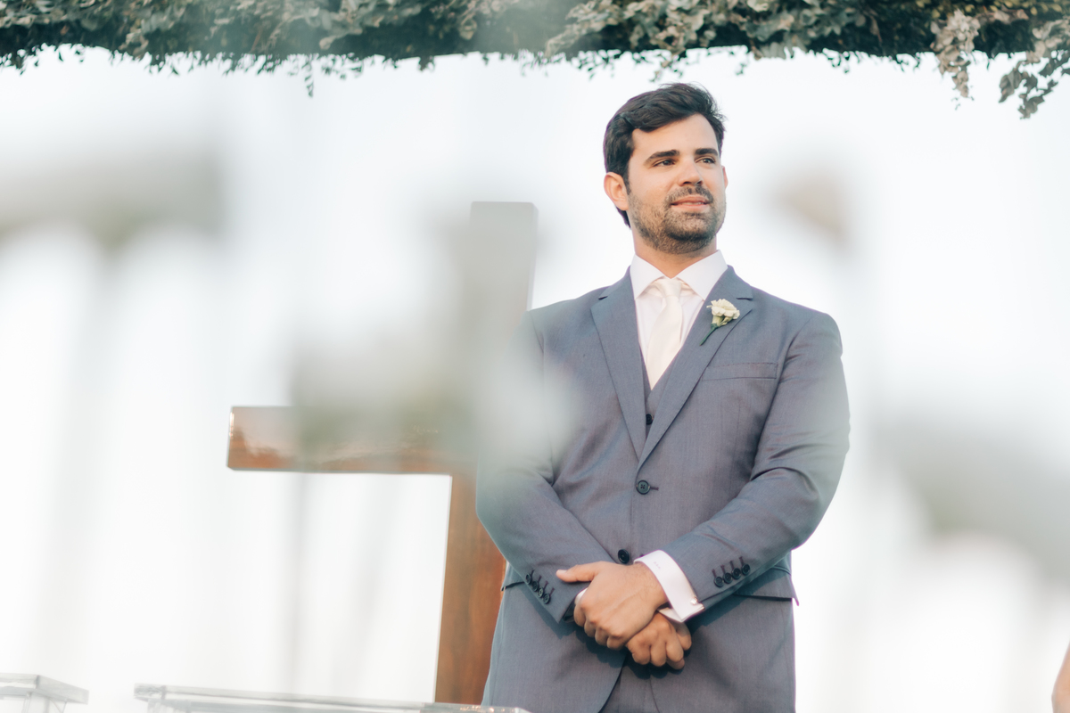 Noivo esperando a noiva no altar.