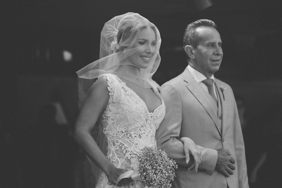 Noiva indo encontrar o noivo.