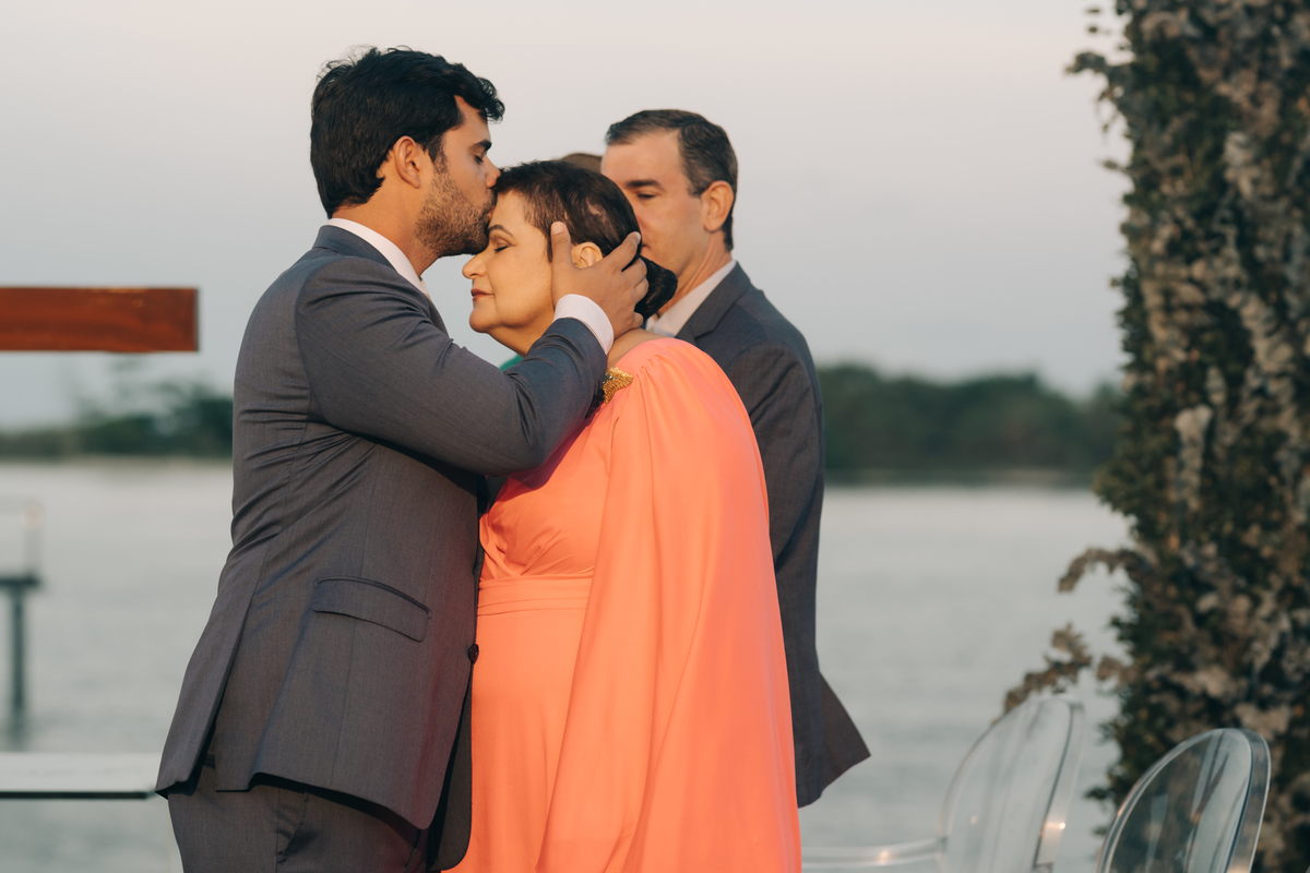 Noivo se despedindo da mãe no casamento.