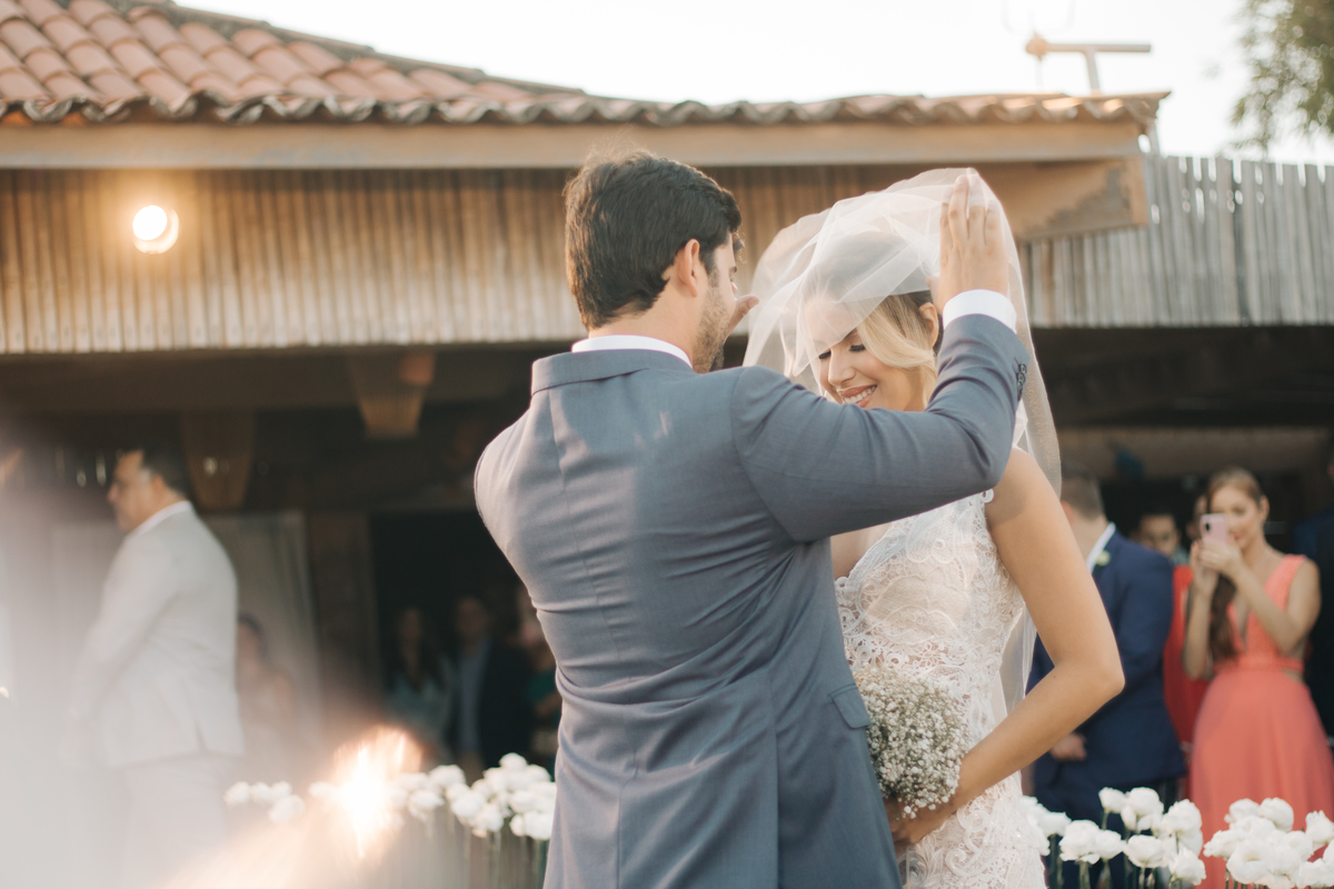 Noivo retirando o véu da noiva.