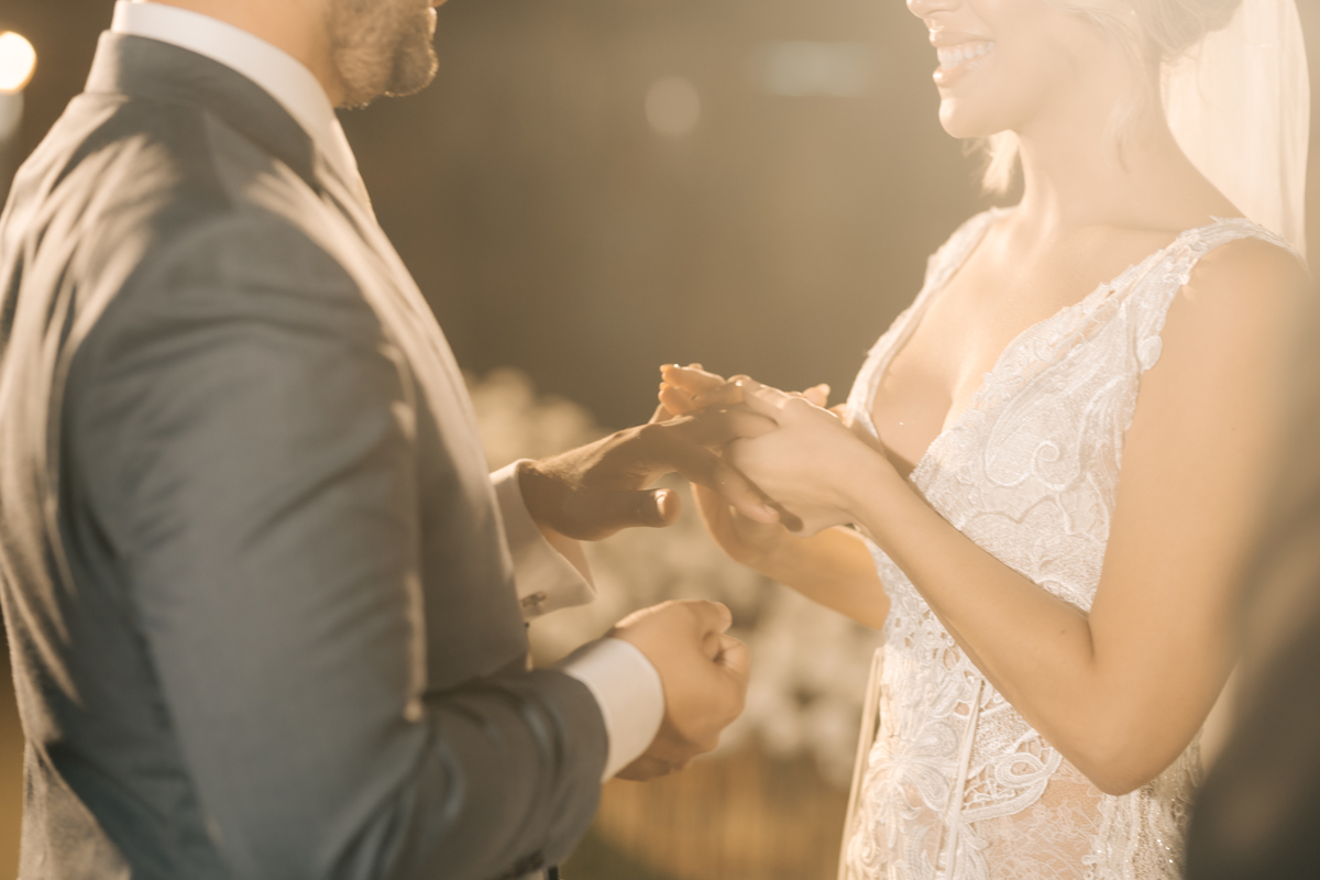 Noiva usando aliança da cartier.