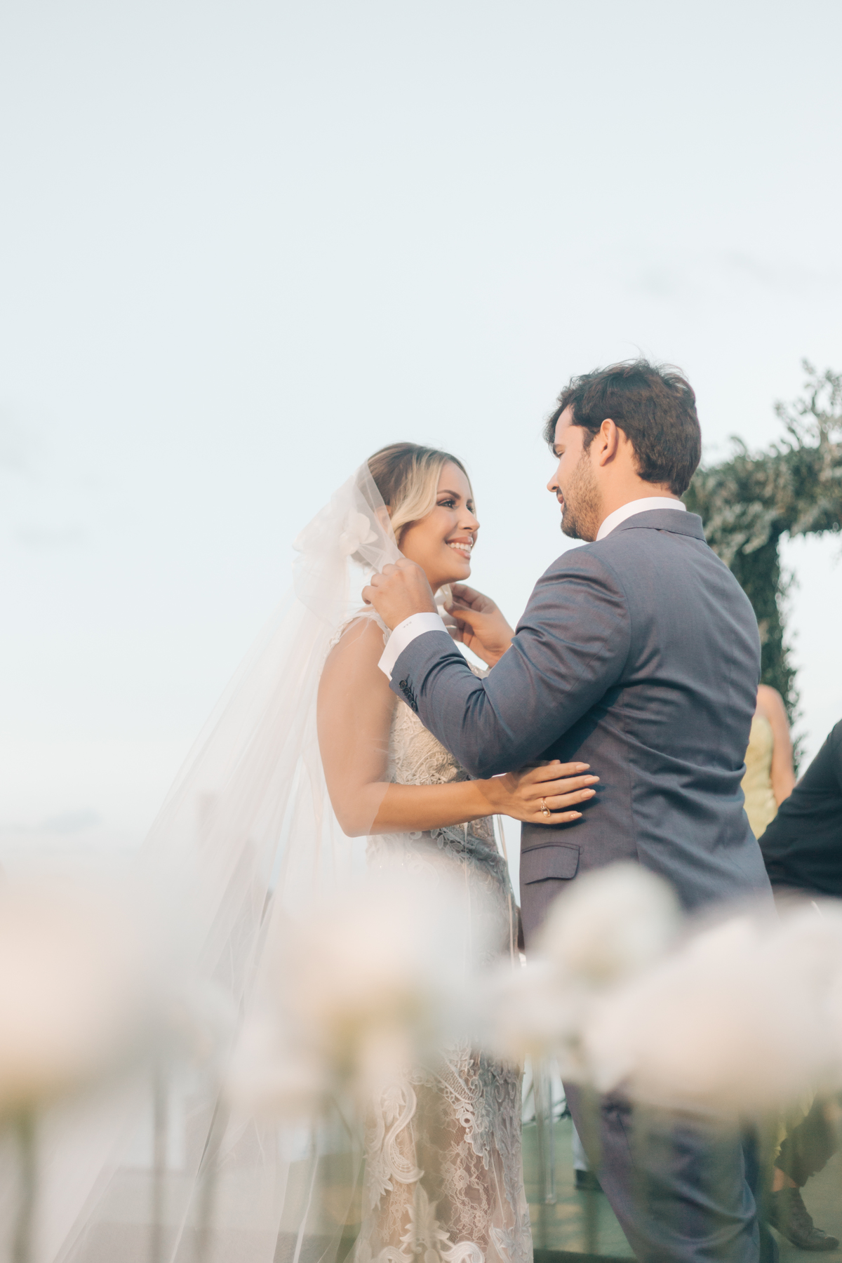 Noivos se olhando no altar