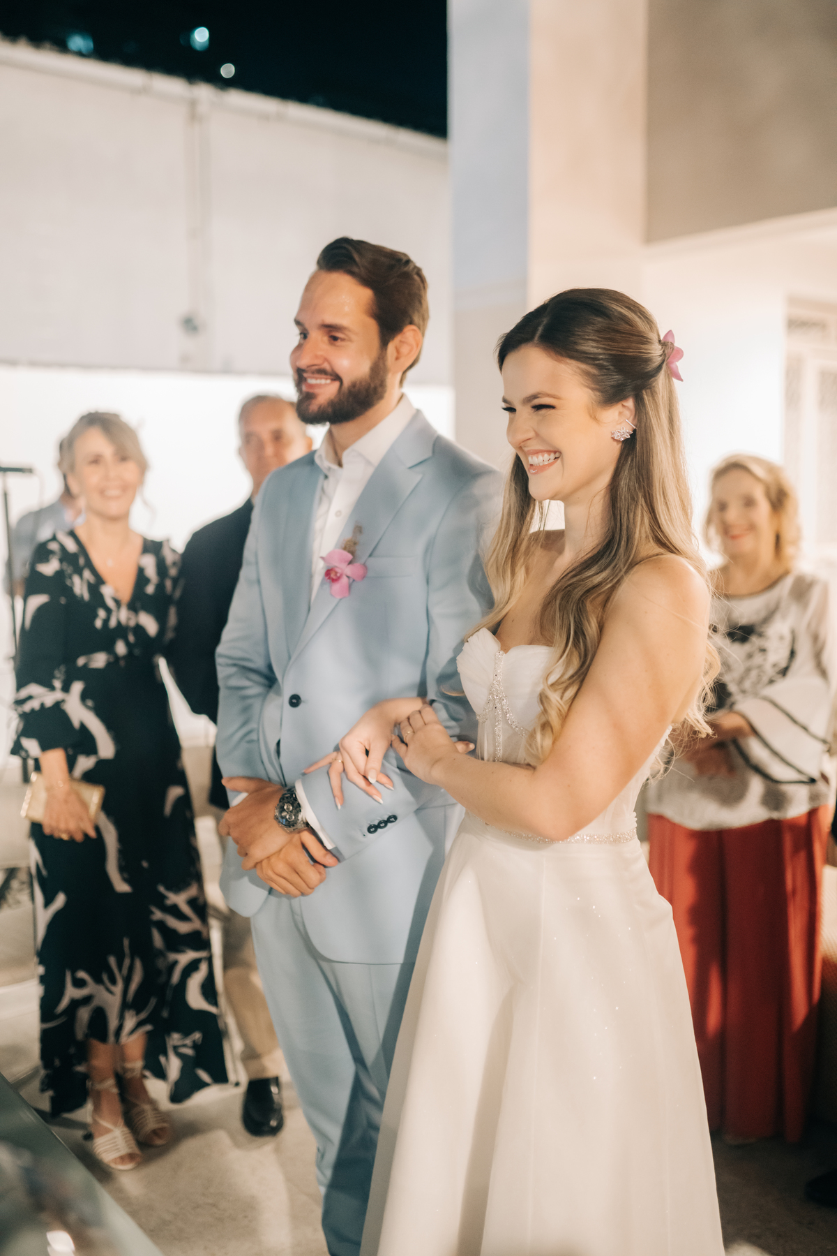 Noivos sorrindo no altar.