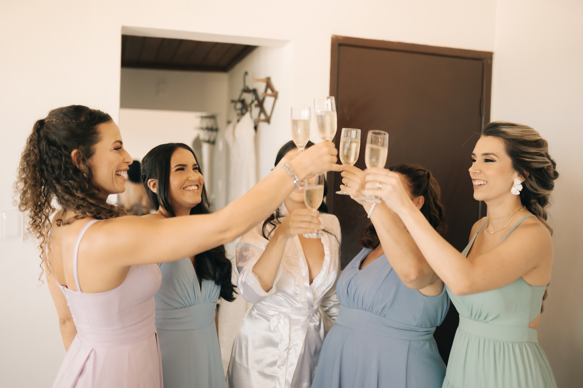 Brinde da noiva com as madrinhas.
