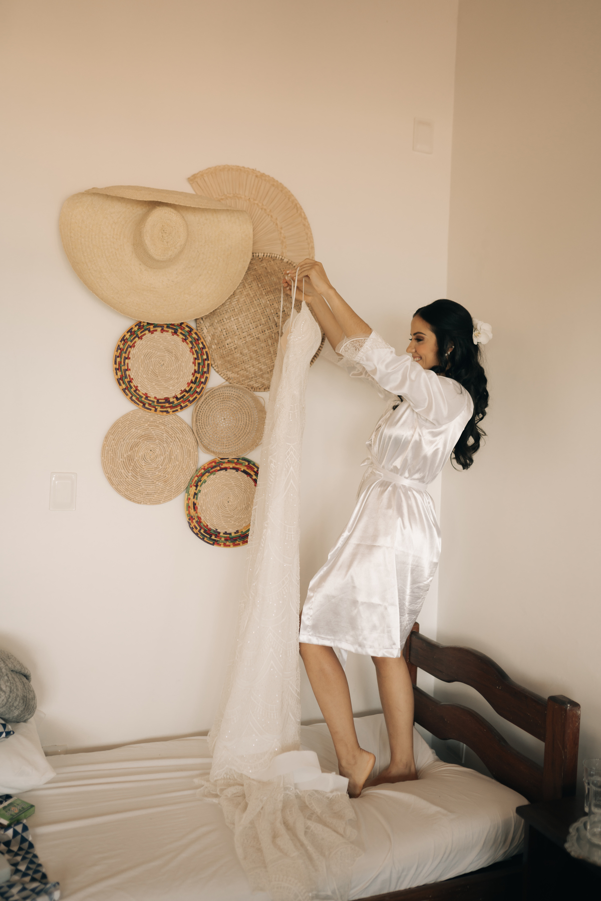 Noiva conferindo seu lindo vestido de casamento.