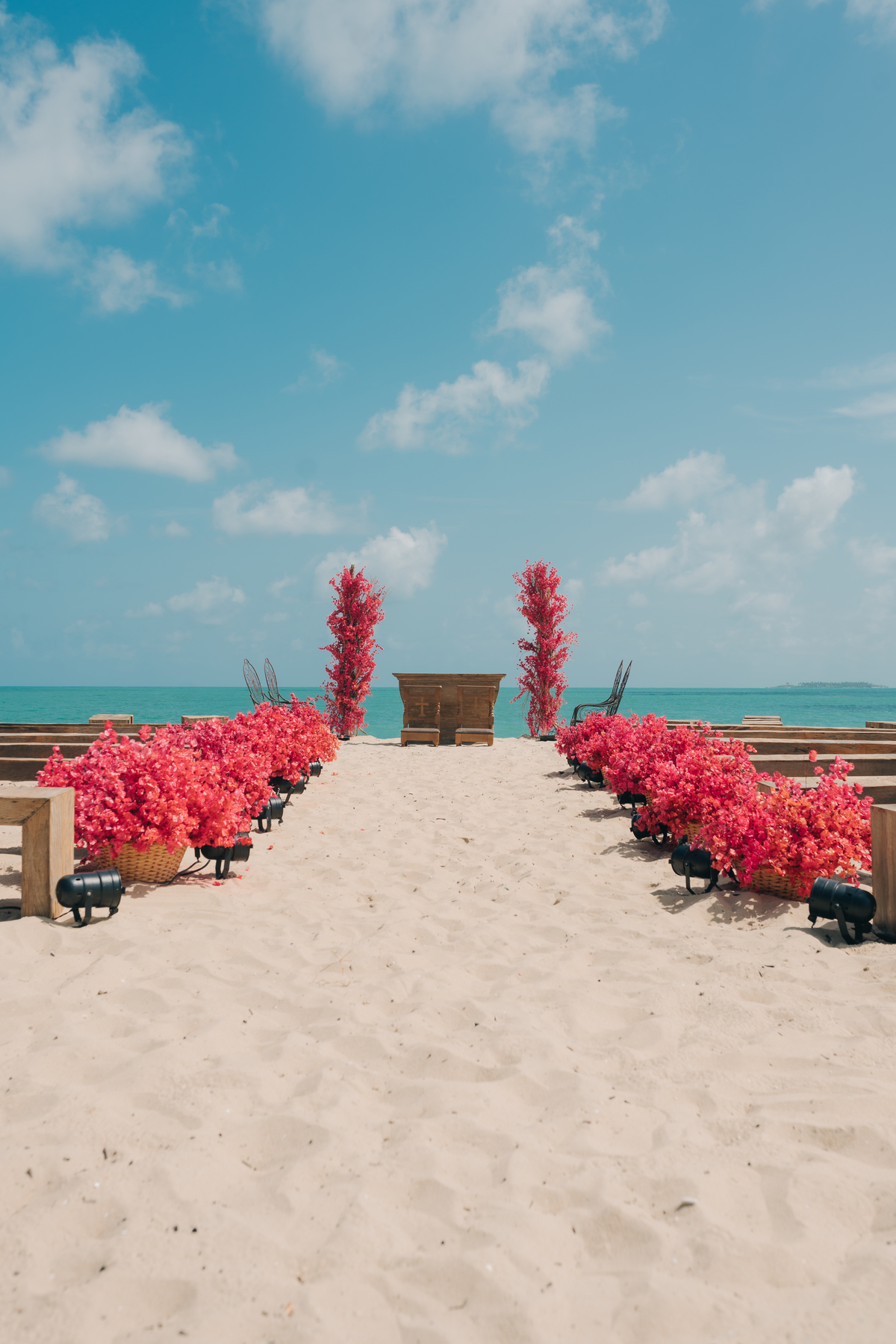 Linda decoração de casamento na praia.
