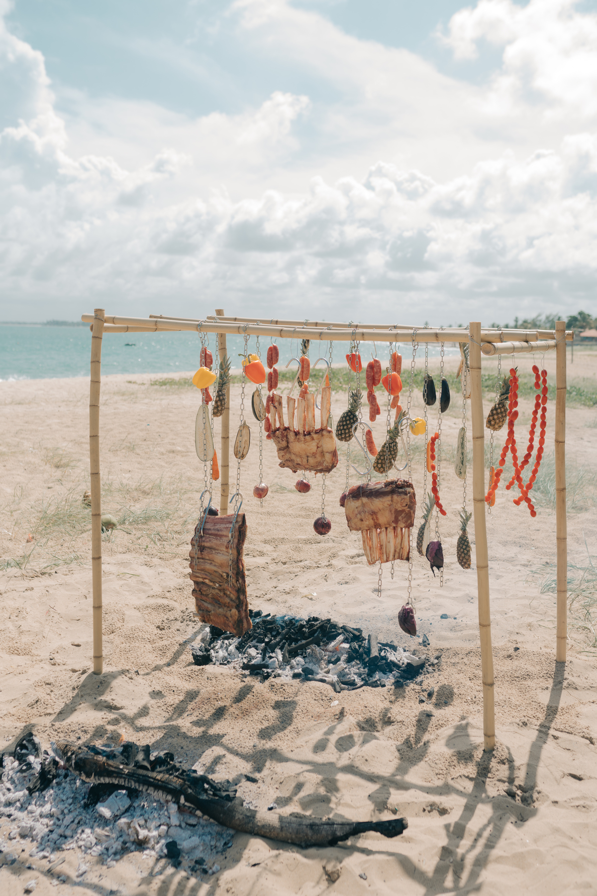 Casamento na praia com churrasco.
