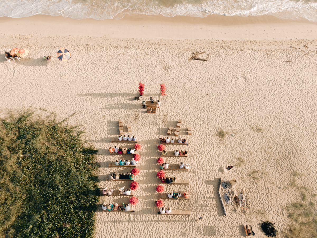 Fotos de decoração na praia feitas com drone.