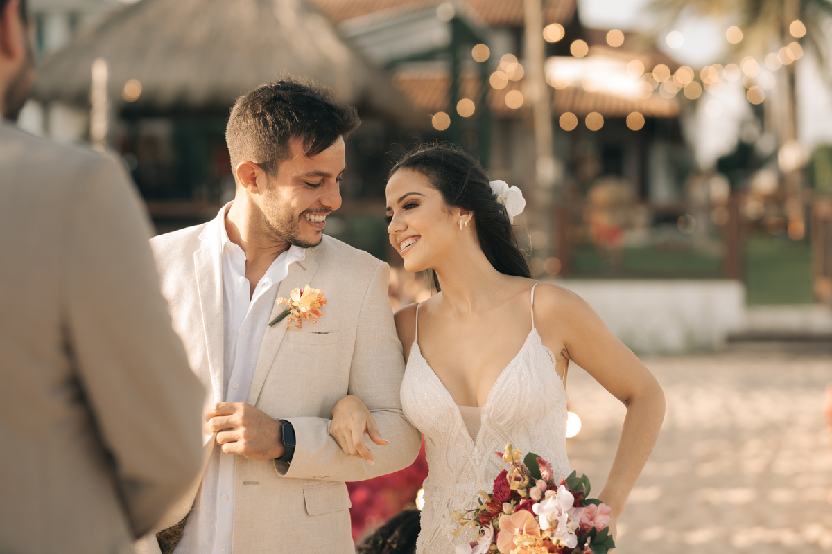 Foto de um momento lindo dos noivos se olhando durante o casamento.