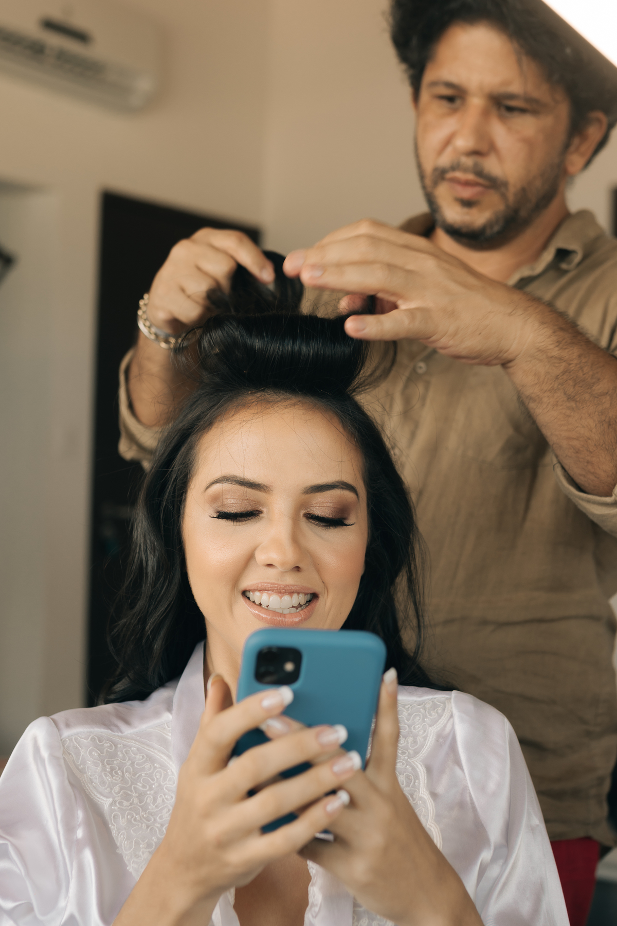 Noiva se maquiando mandando uma mensagem para o noivo.