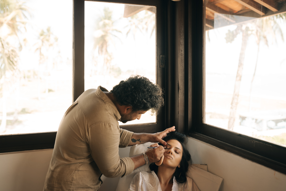 Noiva fazendo sua maquinagem para o seu casamento.