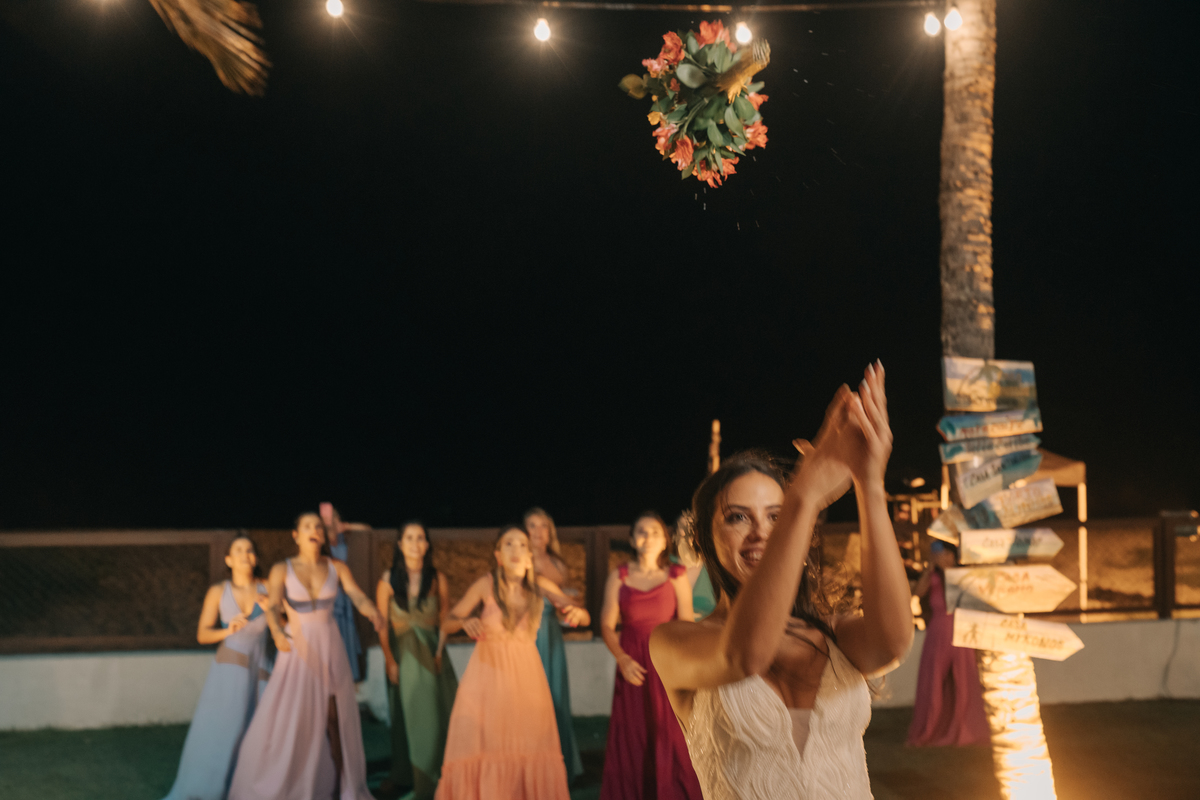 Noiva jogando o buquê.