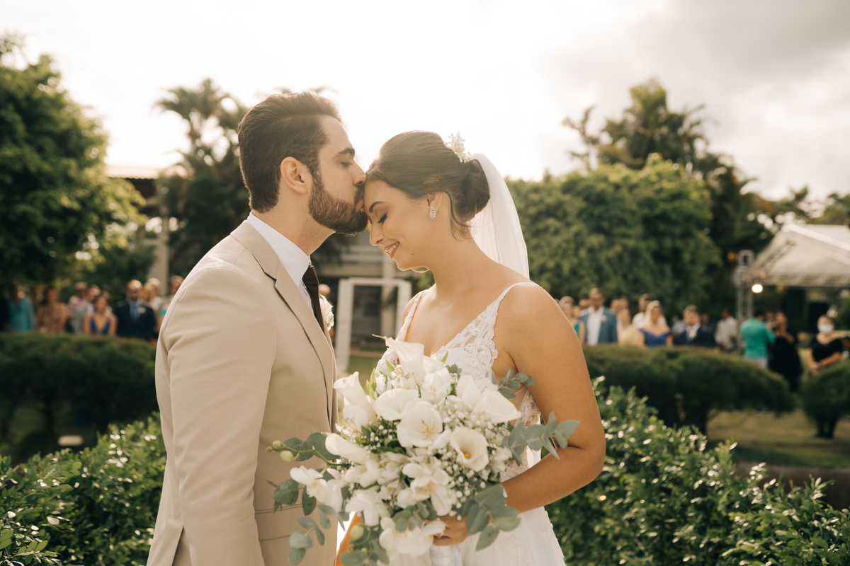 Noivo recebendo sua noiva.