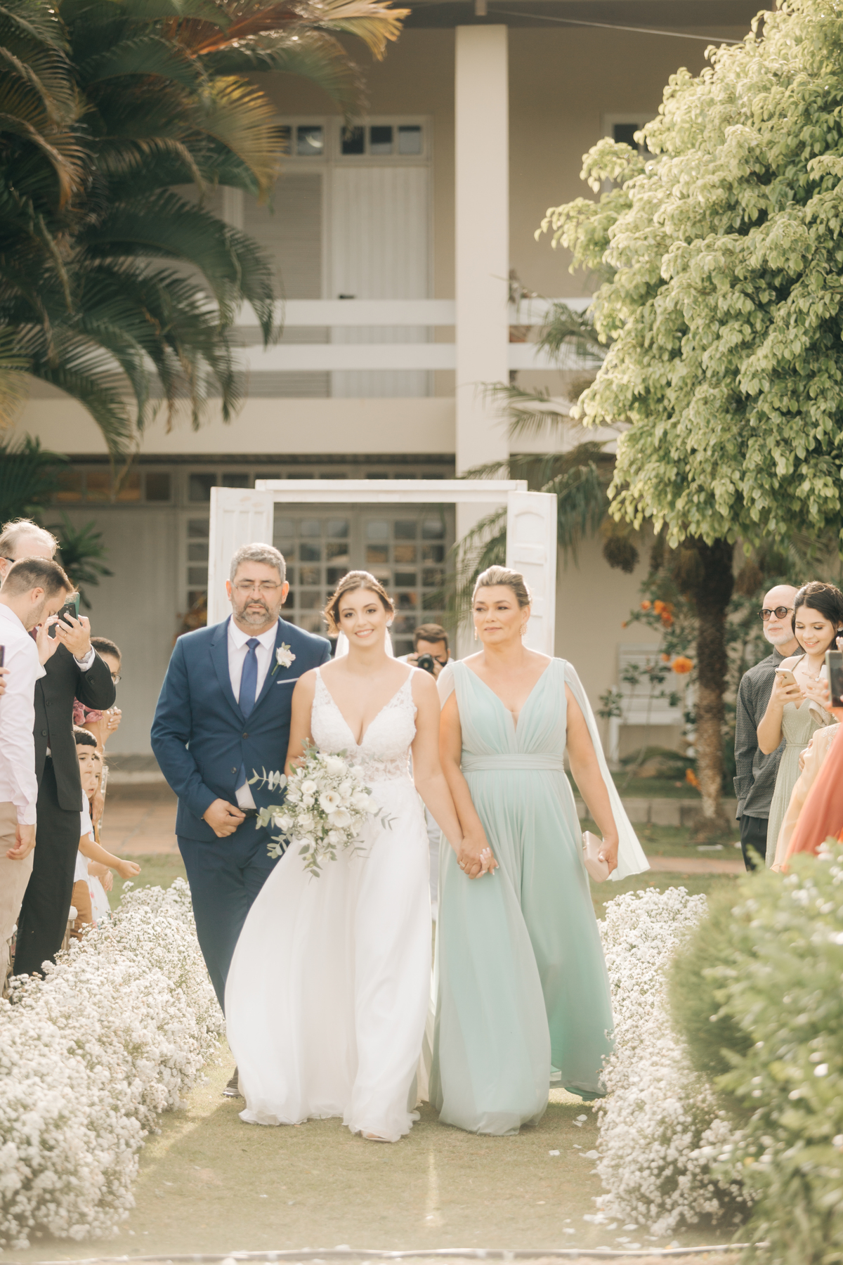 Noiva caminhando até o altar.