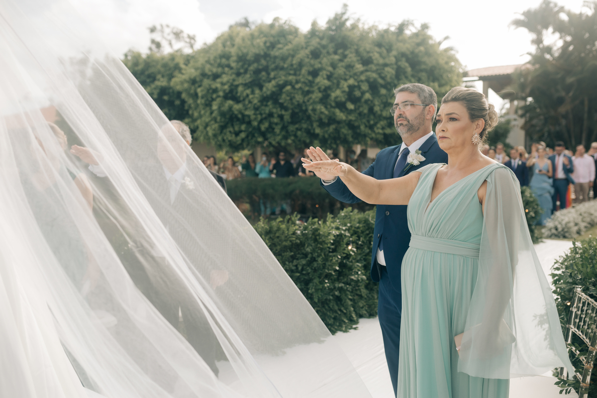 Pais do noivo abençoando o casal.