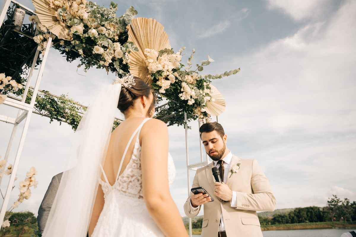 Noivo lendo os votos para a noiva.