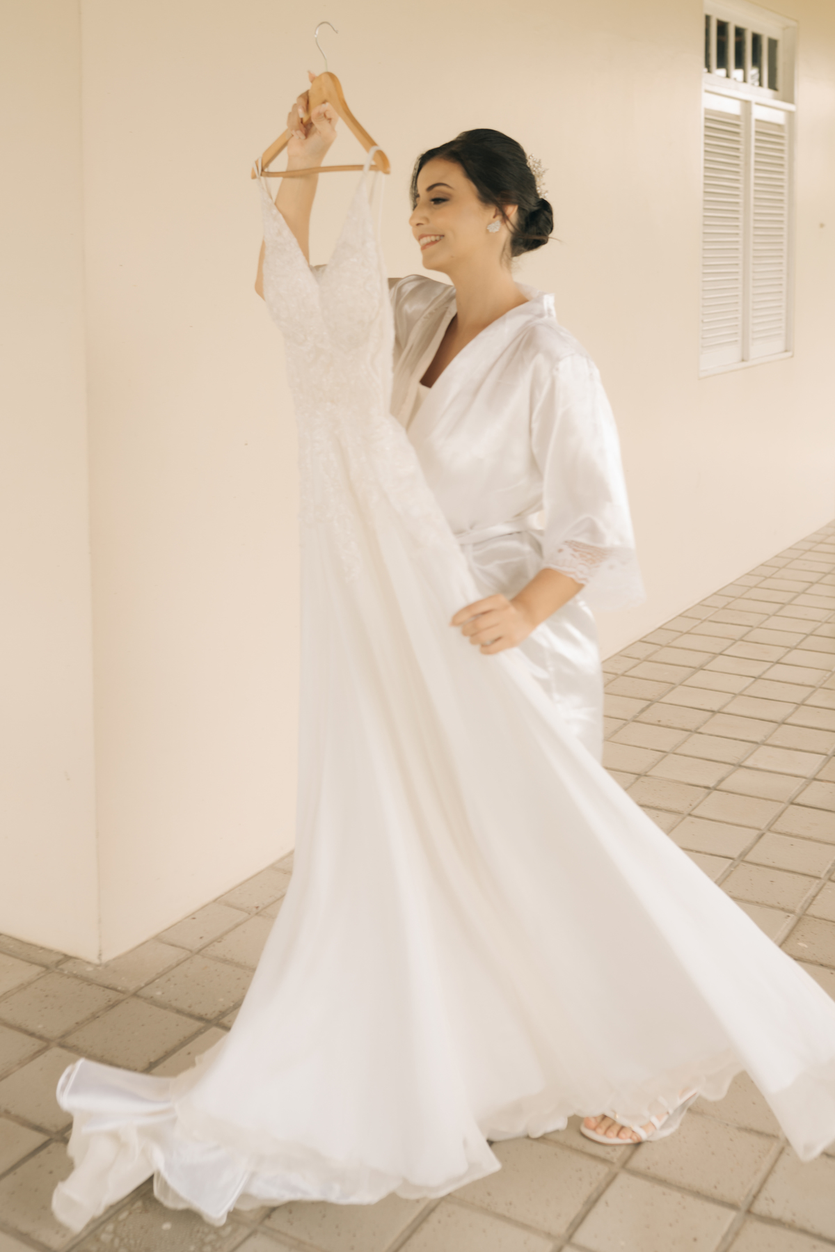 Noiva conferindo o buquê.