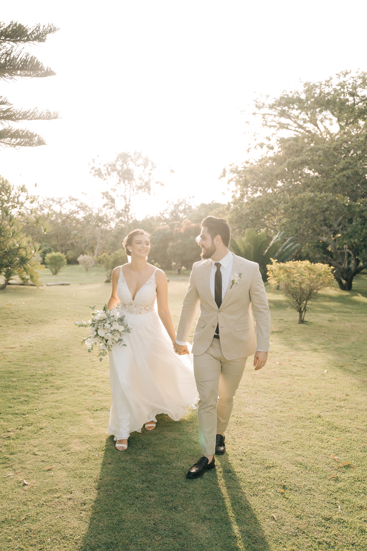 Noivos fugindo para a lua de mel.