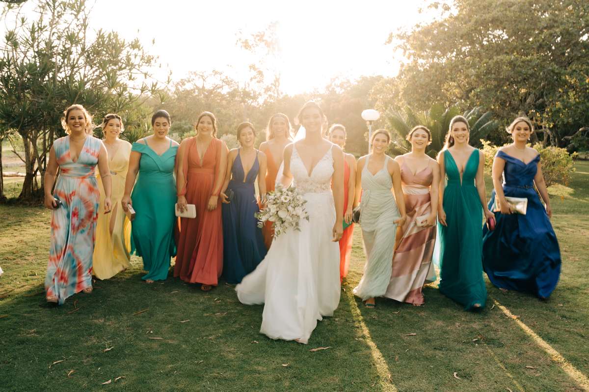 Noiva reunida com as madrinhas. 