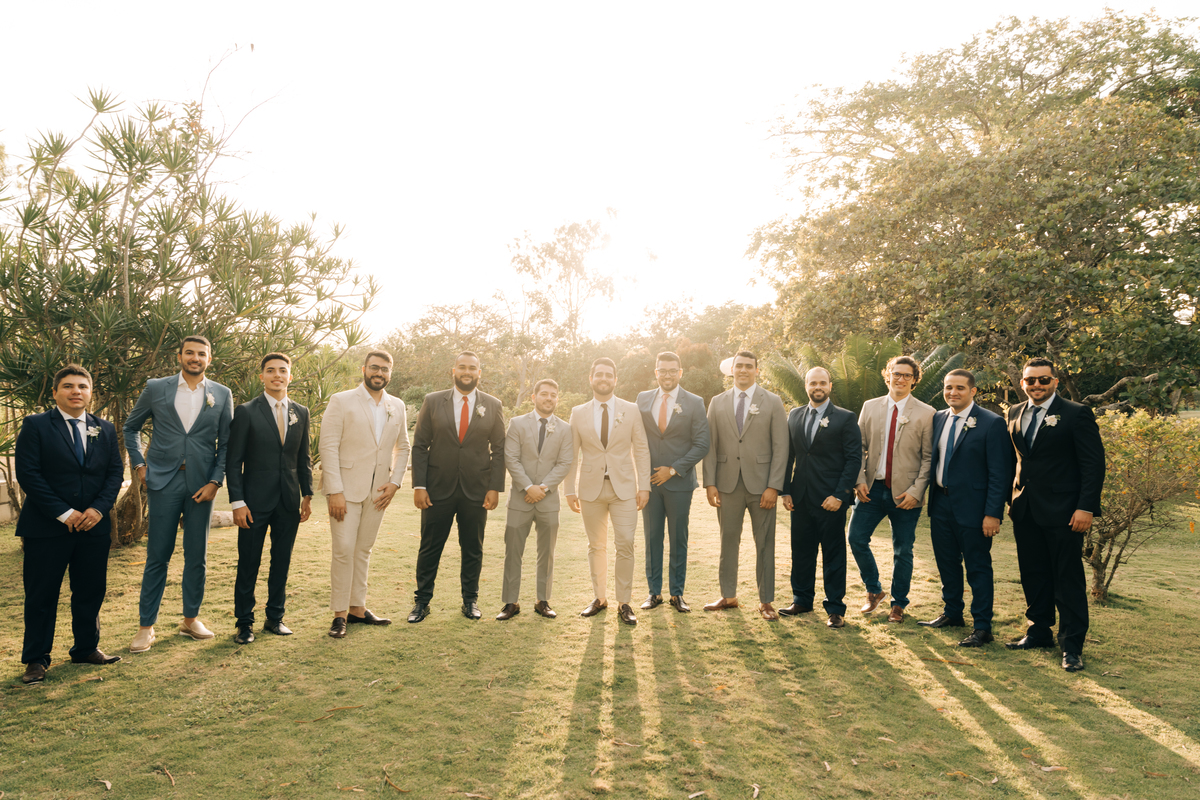 Foto do noivo com os padrinhos.