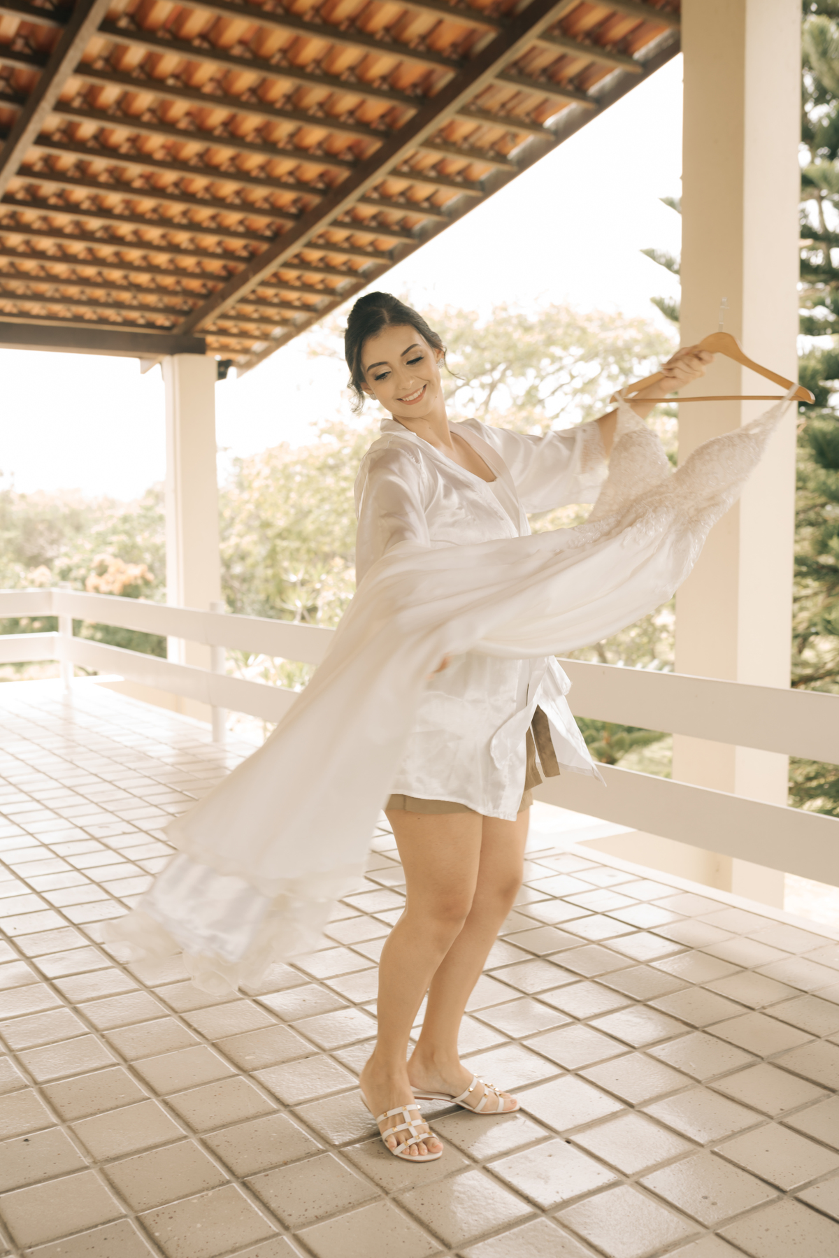 Noiva conferindo o buquê.