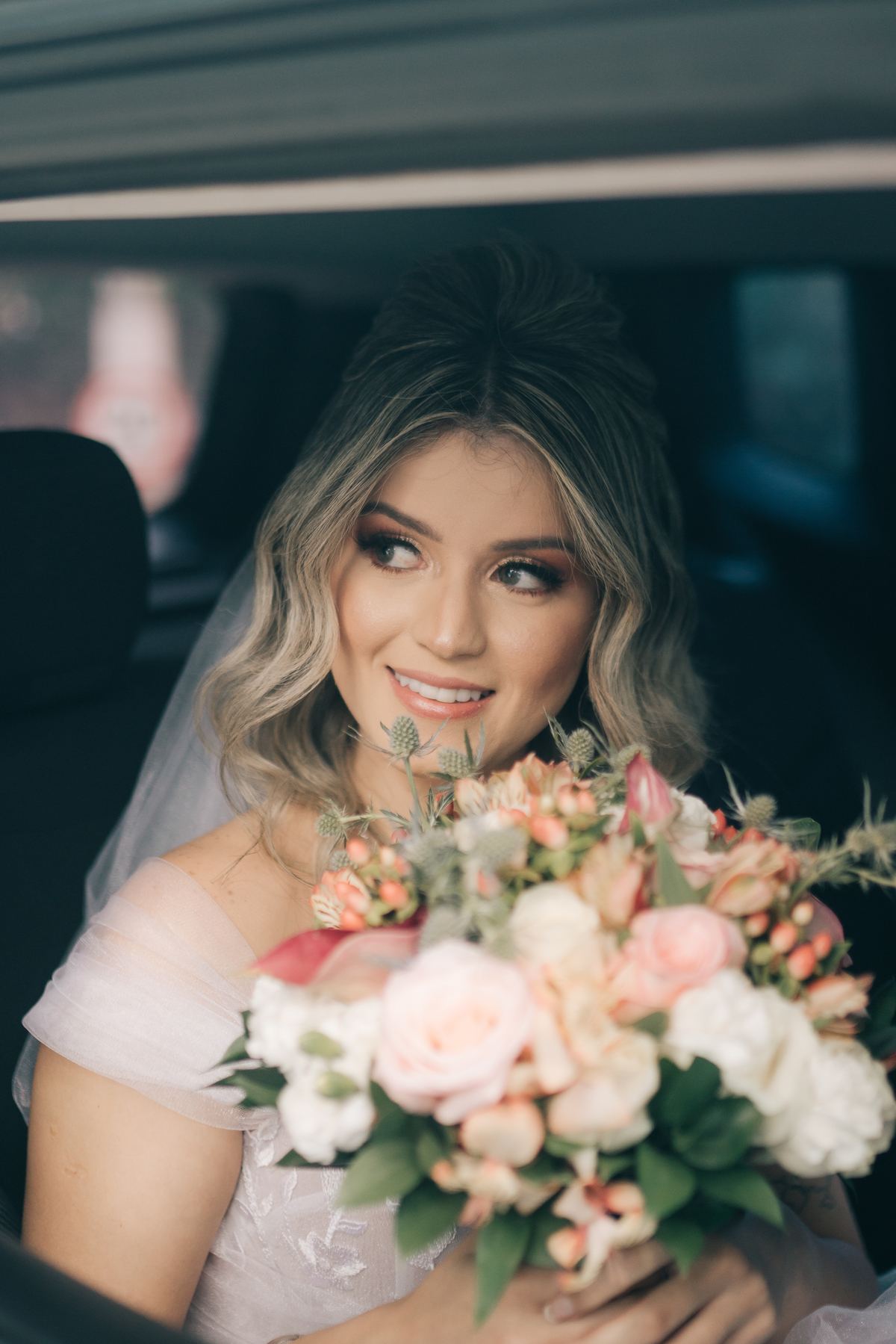 Noiva pronta no carro.