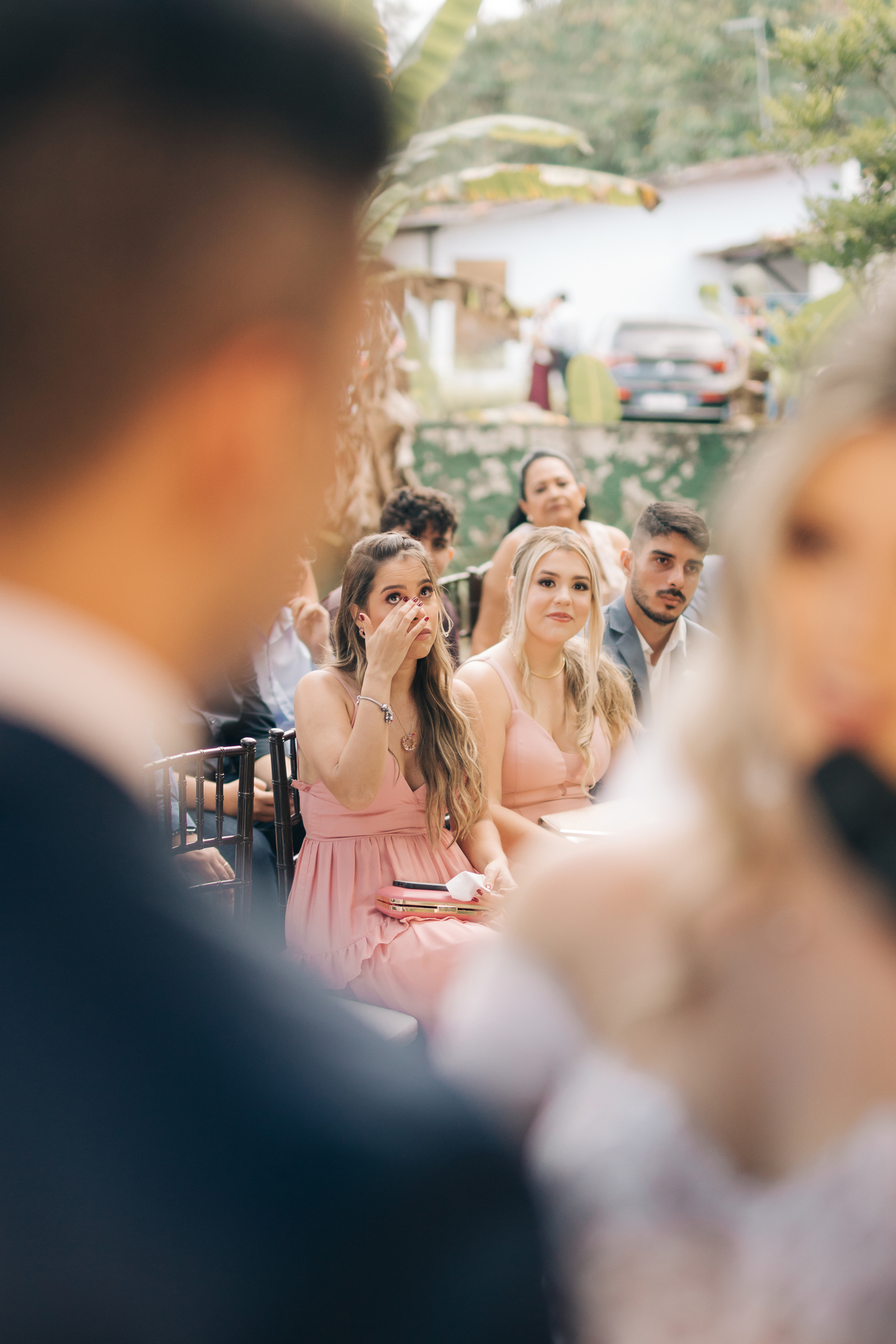 Madrinhas chorando no casamento.