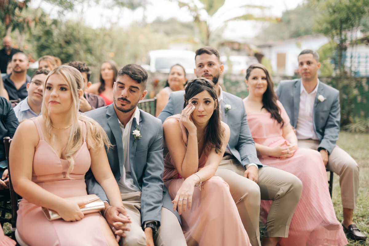 Madrinhas chorando no casamento.