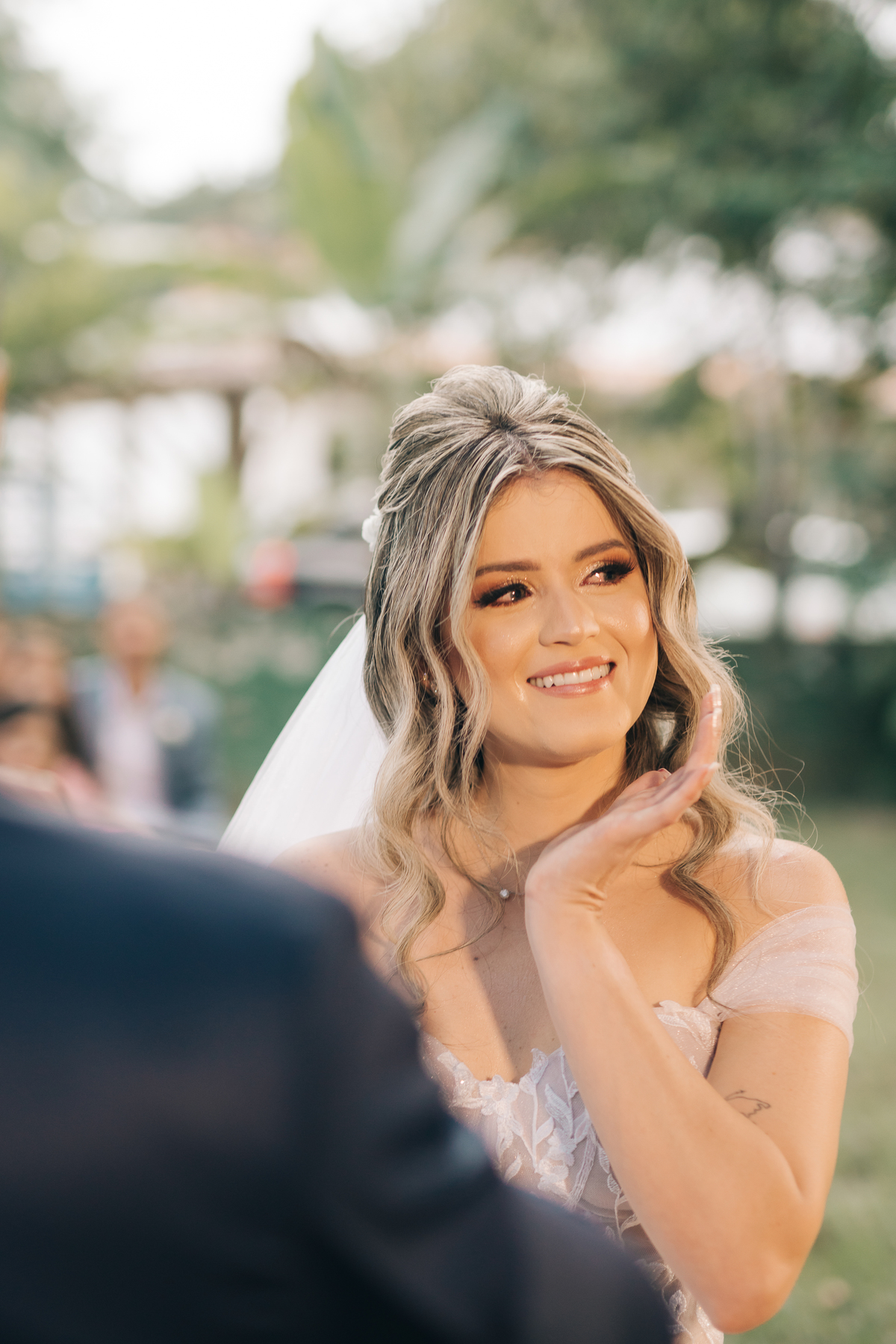 Noiva chorando no casamento.