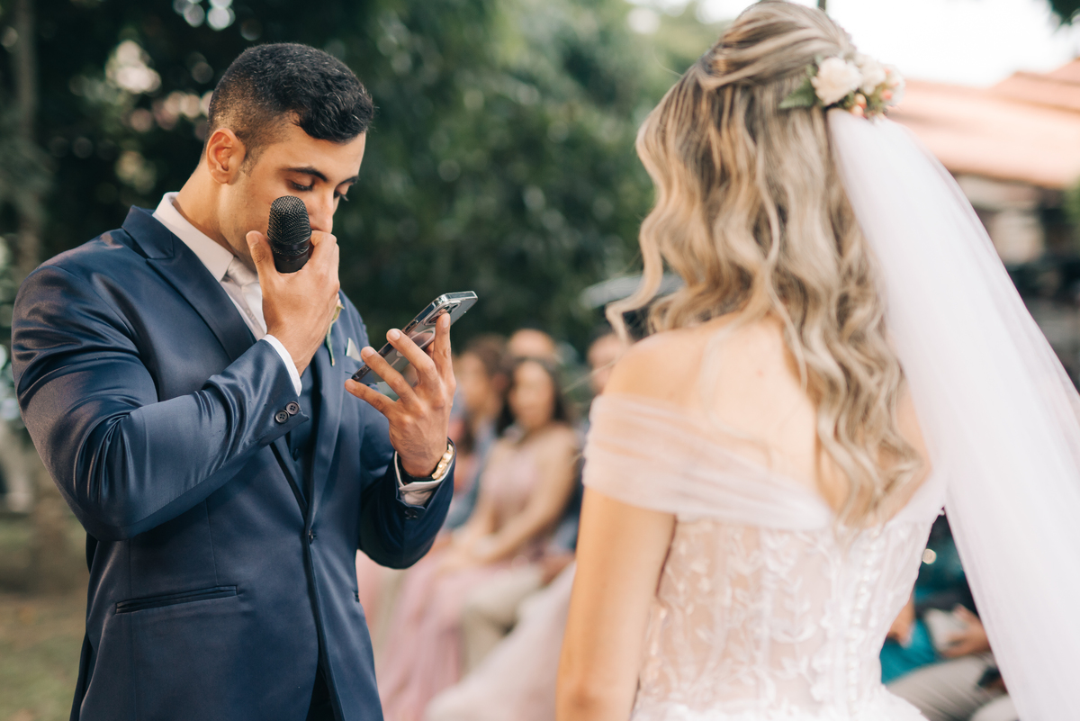 Noivo lendo os votos para a noiva.