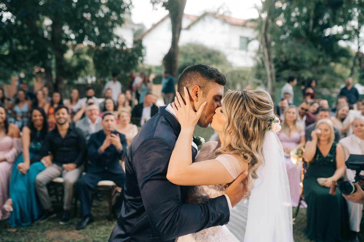 Primeiro beijo dos noivos.