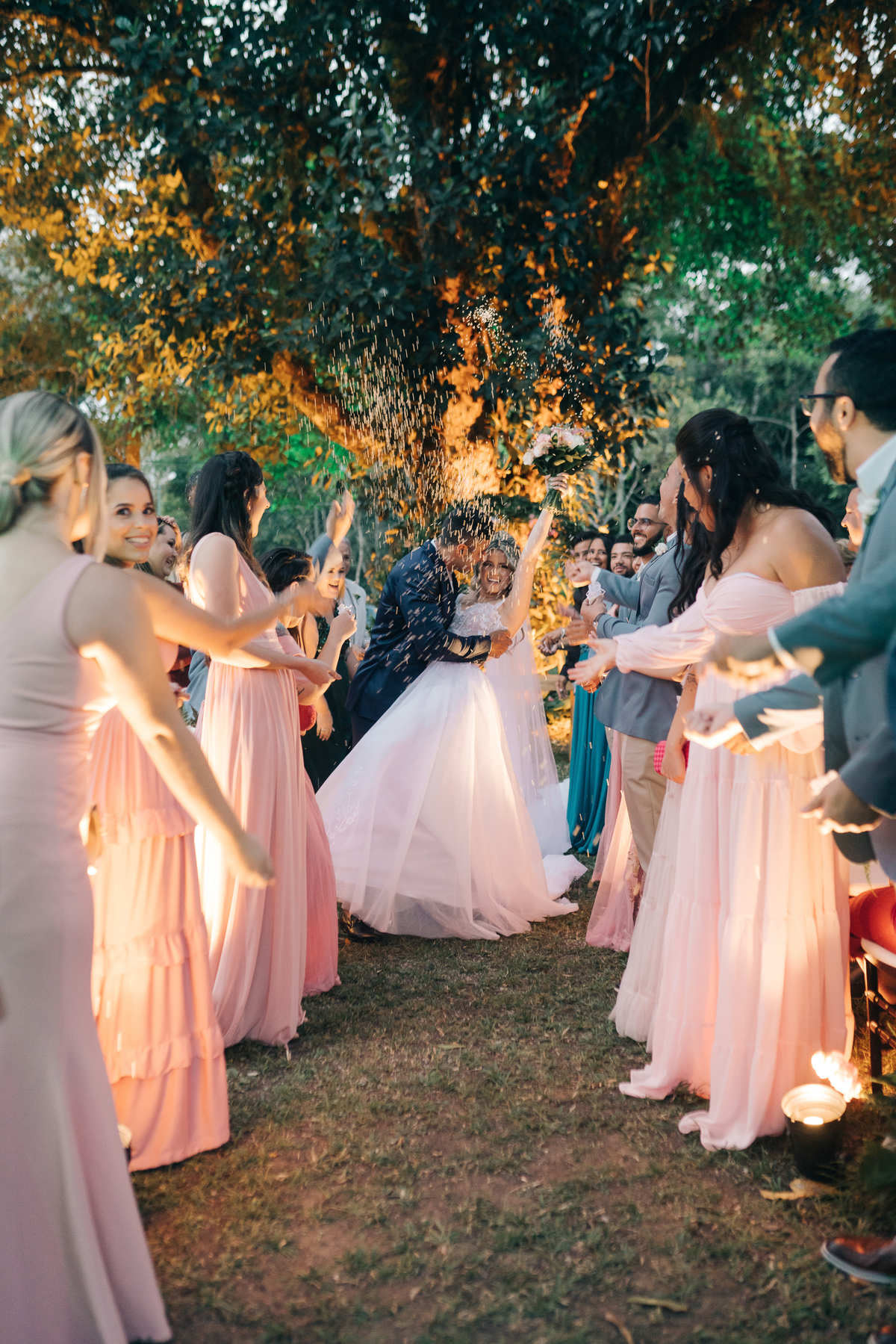 Saída dos noivo com pétalas de rosas branca.