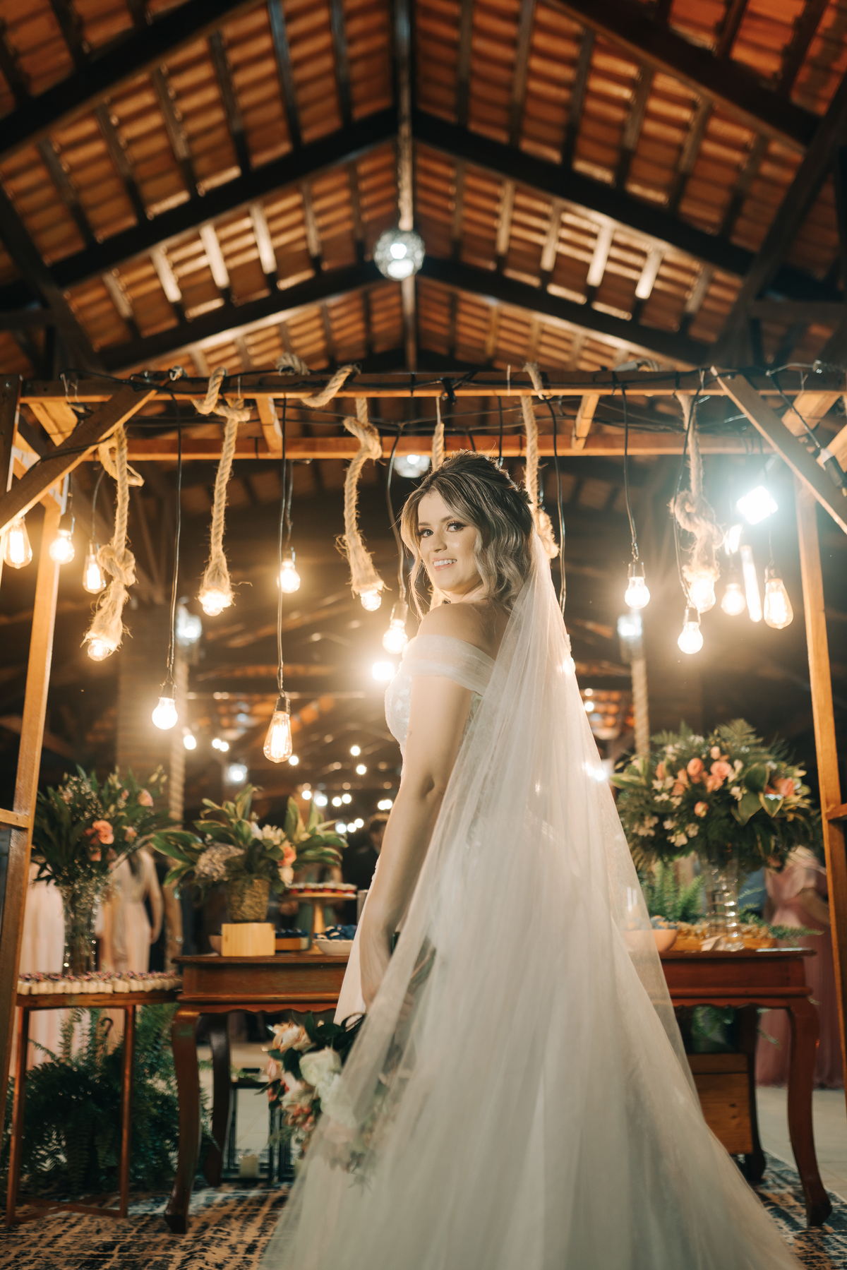 Fotos dos noivos no bolo.