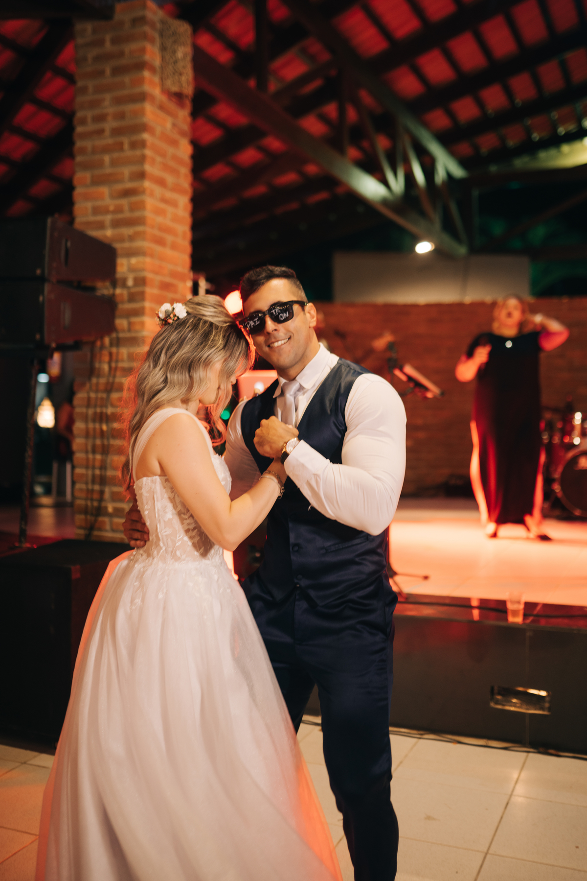 Noivos dançando no casamento.