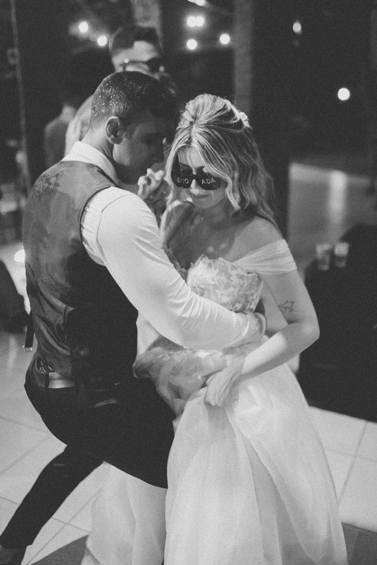 Noivos dançando no casamento.