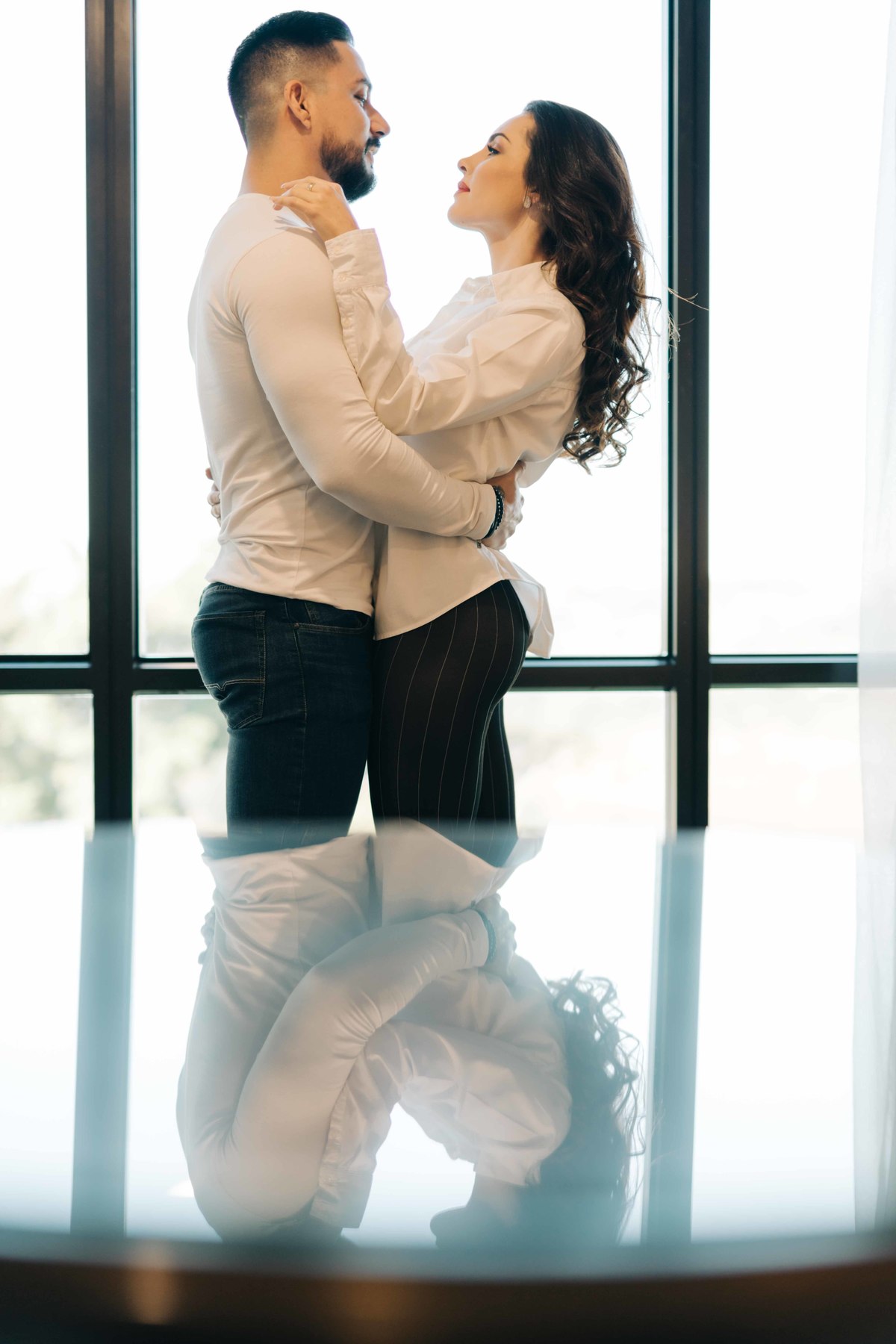 Fotos de casal em um hotel.