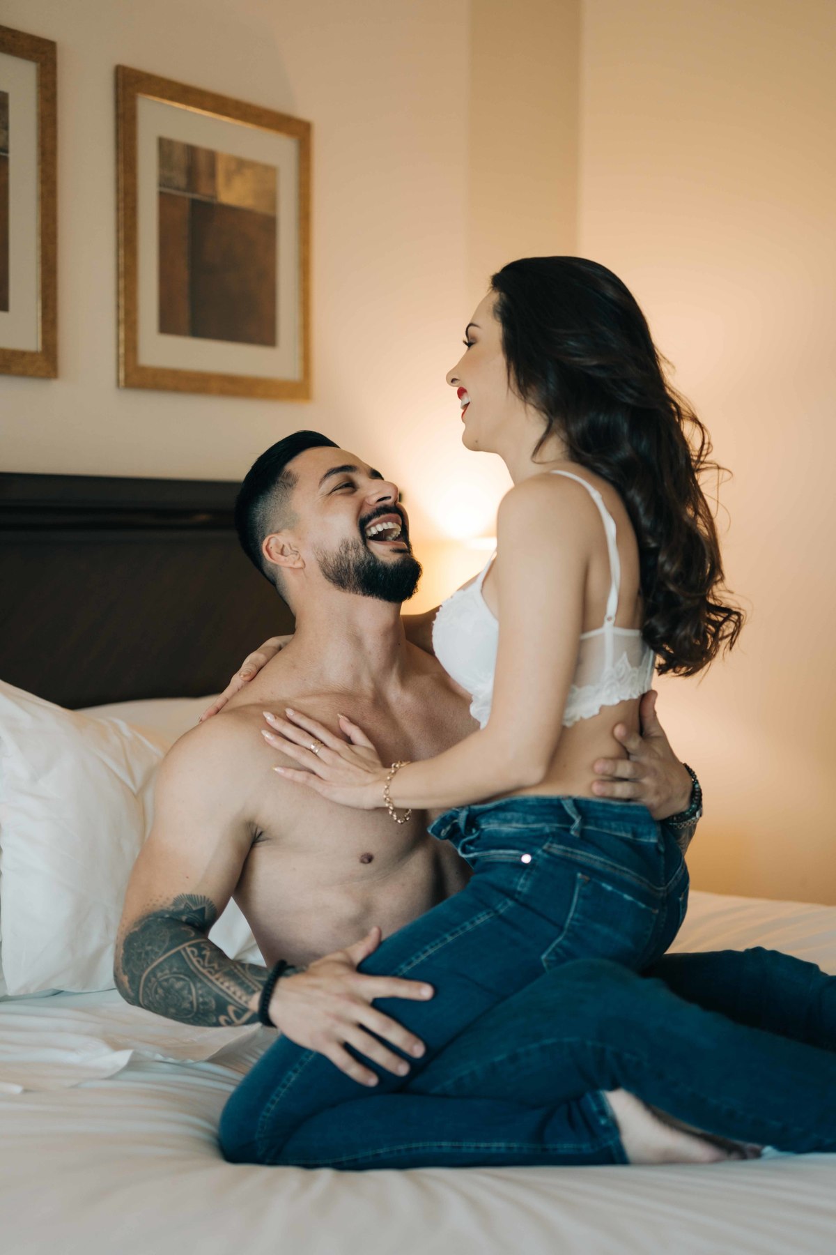 Ensaio de casal na cama.