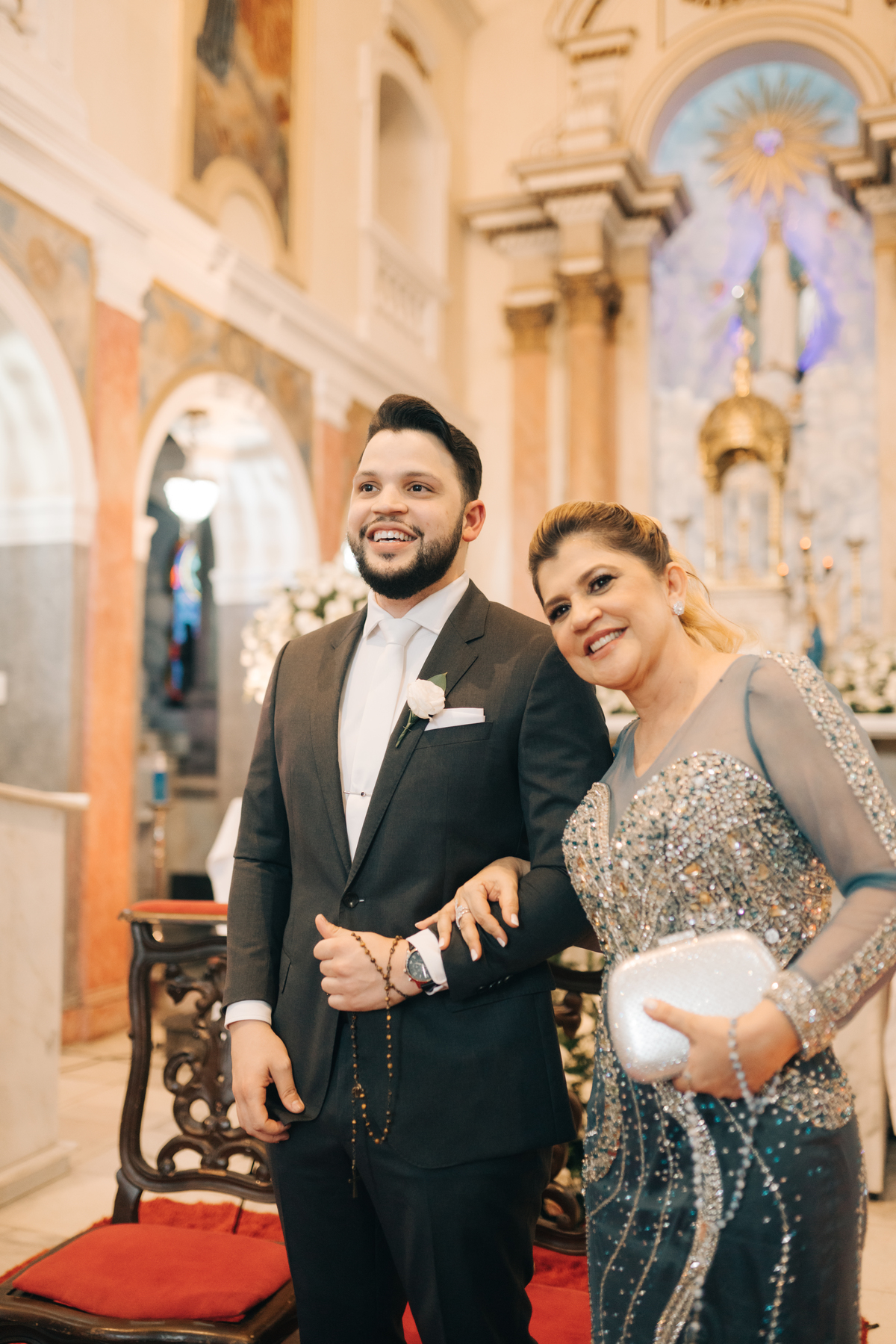 Noivo olhando a noiva entrando na igreja.