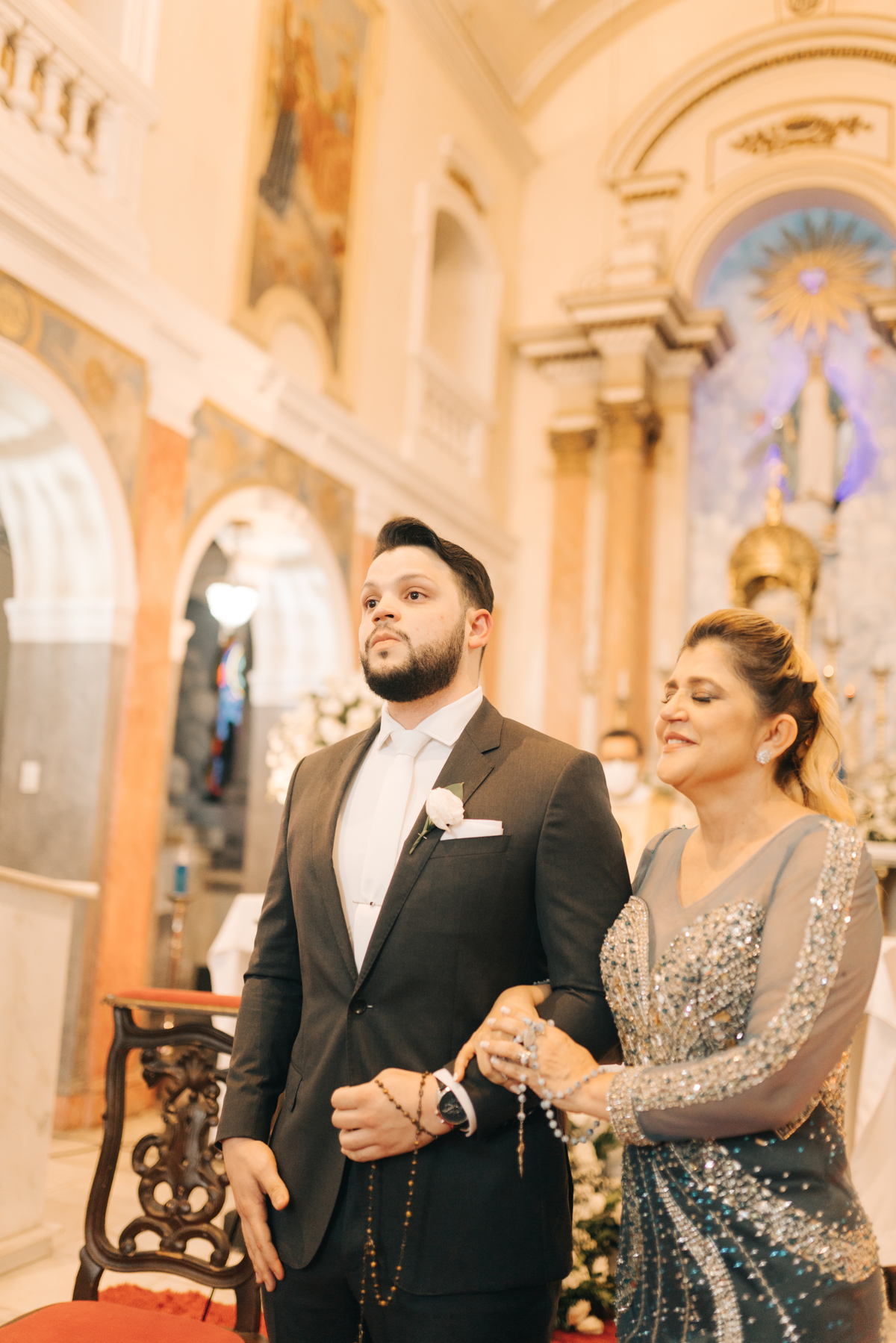 Noivo chorando vendo sua noiva entrar na igreja.