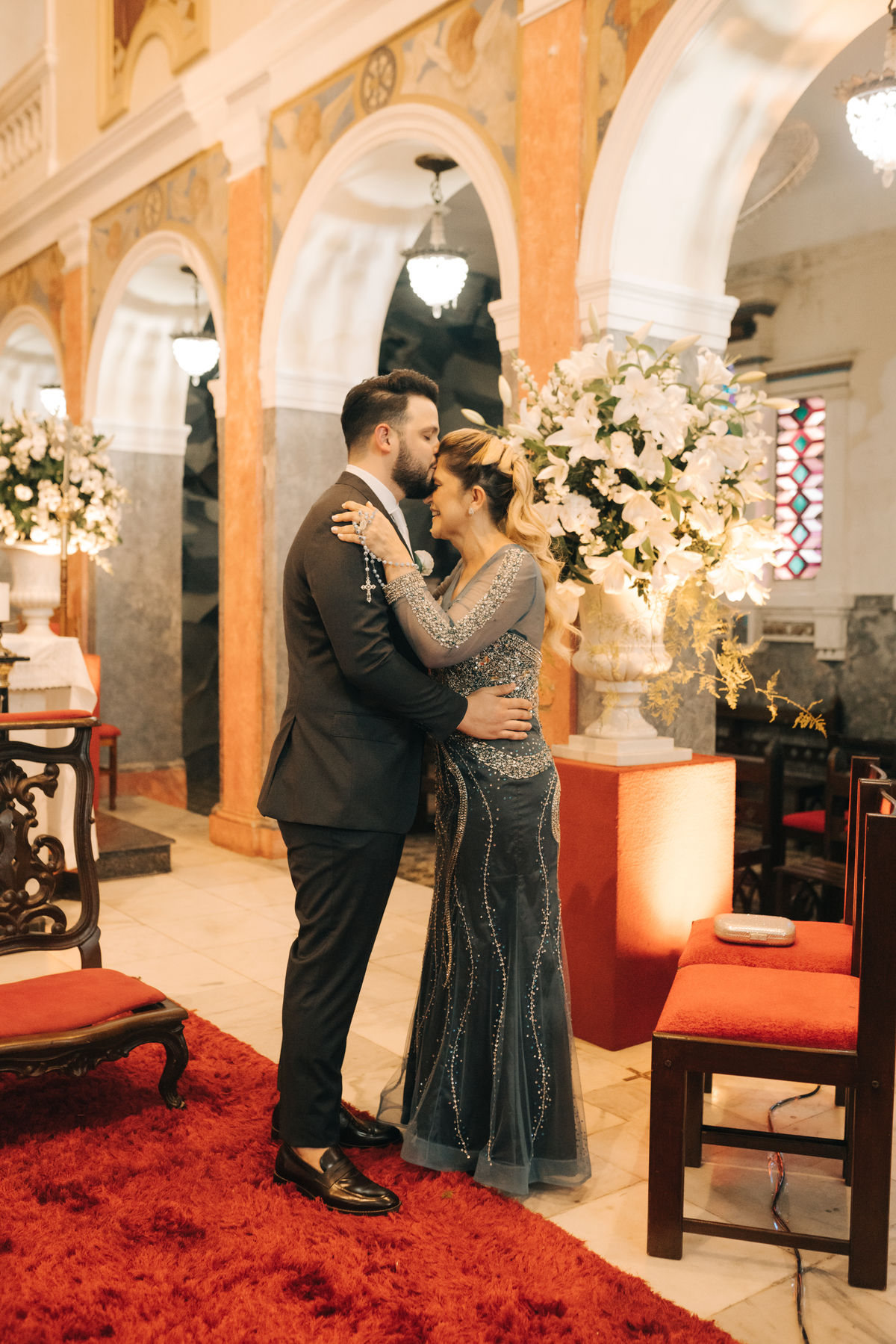 Noivo chorando vendo sua noiva entrar na igreja.