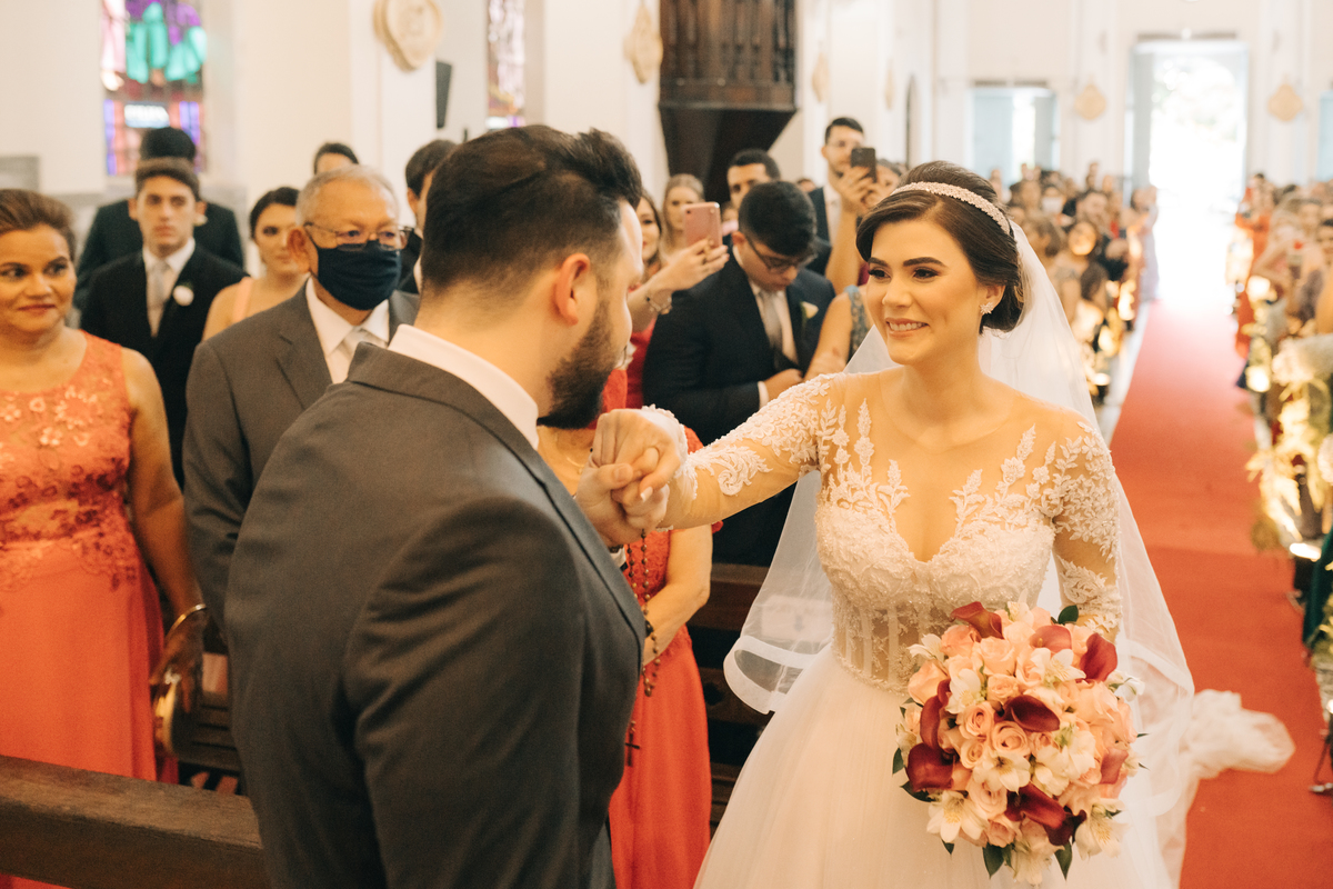 Noivo recebendo a noiva na igreja.