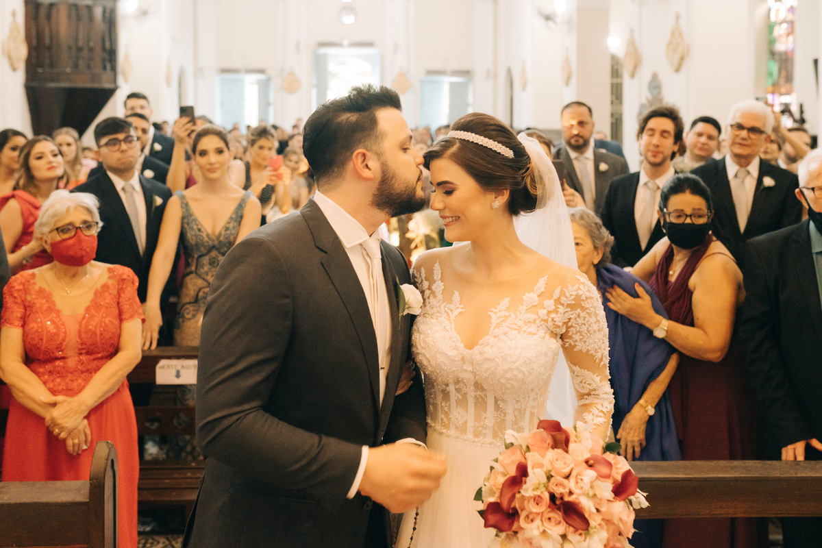 Noivo recebendo a noiva na igreja.