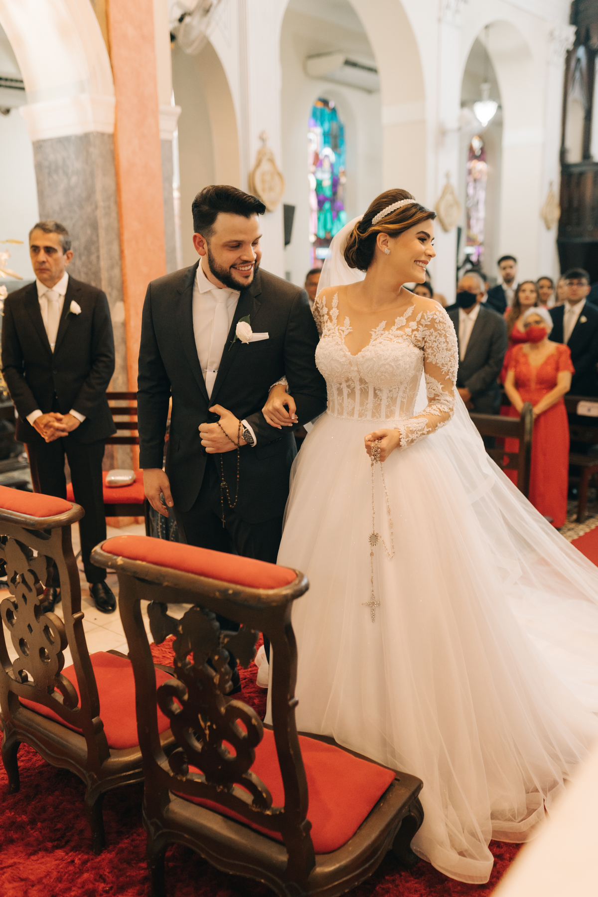 Noivos sorrindo no altar do casamento.