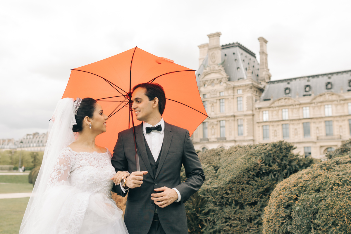 Noivos no museu do Louvre.